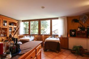 ein Esszimmer mit zwei Tischen und Fenstern in der Unterkunft Roch Hotel in Altrón
