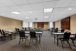 a classroom with tables and chairs in a room at Comfort Inn & Suites Somerset - New Brunswick in Somerset +39 photos