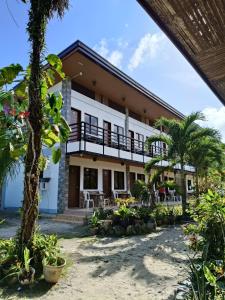 a view of a house from the beach at Elsa's beach house in Itaytay