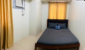 a small bed in a room with a window at New 1BR in Mandaluyong 40SQM in Manila +24 photos
