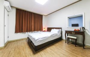 Postel nebo postele na pokoji v ubytování Crystal Residence Hotel
