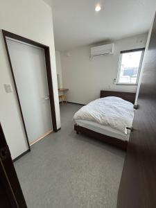 ein Schlafzimmer mit einem Bett und einer Schiebetür in der Unterkunft Cress 3 in Biei