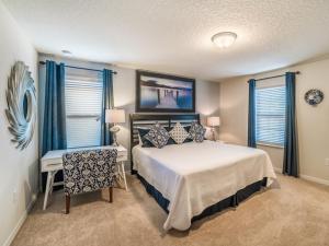 - une chambre avec un lit, un bureau et des fenêtres dans l'établissement Rhodes Villa 8904, à Kissimmee