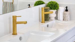 a bathroom with two sinks and two faucets at Red Hill Cabin #1 Walcha in Walcha +23 photos