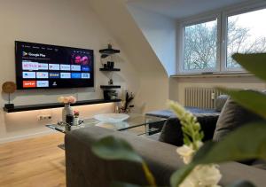 a living room with a couch and a tv at CityLoft Wlan Zentral in Essen