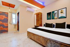 a bedroom with a large bed in a room at Hotel O Smile Sweet Hotel in Pānchgaon