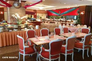 Dynasty Hotel Miri tesisinde bir restoran veya yemek mekanı