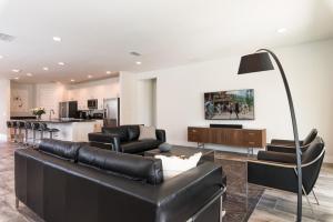 - un salon avec un canapé et des fauteuils en cuir noir dans l'établissement Wilmington Villa 7641, à Orlando