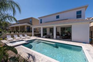 - une piscine en face d'une maison dans l'établissement Wilmington Villa 7641, à Orlando