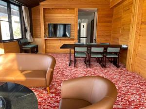 a dining room with a table and chairs at 湯音の櫻 in Kusatsu