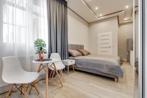 a bedroom with a bed and a table and chairs at Central Platinum Apartments 27 Studio z aneksem kuchennym in Rybnik