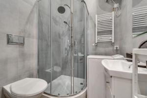 a bathroom with a shower and a toilet and a sink at Central Platinum Apartments 27 Studio z aneksem kuchennym in Rybnik +15 photos