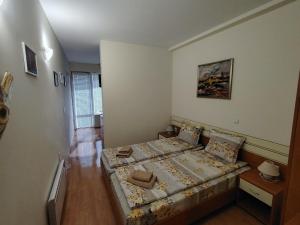 a small bedroom with a bed in a room at Studio apartment with mountain view at Eagle Rock complex in Beli Iskar