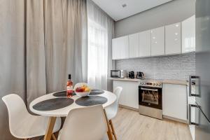 a kitchen with a table with a bowl of fruit on it at Central Platinum Apartments 28 z balkonem in Rybnik