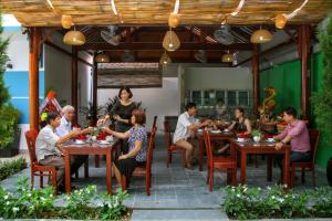 Restaurant o un lloc per menjar a Lucky Leaf Villa Hoian