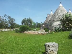 A garden outside B&B La Gufa