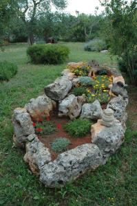 A garden outside B&B La Gufa