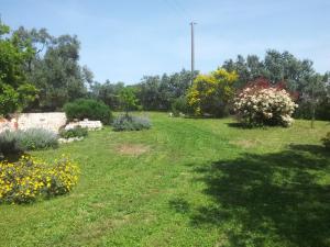 A garden outside B&B La Gufa