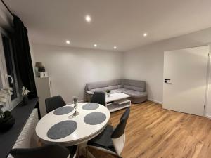 a living room with a table and chairs and a couch at City Apartment Schillerstraße in Wilhelmshaven