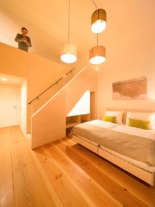 ein Schlafzimmer mit einem Bett und einer Treppe in der Unterkunft OBENauf in Unternalb in Unternalb