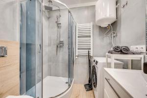 a bathroom with a shower and a toilet and a sink at Central Platinum Apartments 15 in Rybnik +20 photos