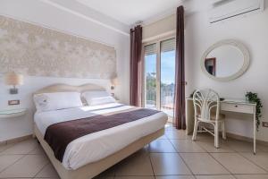Un pat sau paturi într-o cameră la Mini Hotel - Angolo Di Paradiso - +150 fotografii