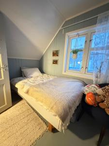 a bedroom with a bed and a window at Cabin in Tappeluft in Alta