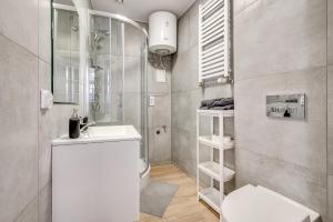 a bathroom with a toilet and a sink and a shower at Central Platinum Apartments 20 Studio z aneksem kuchennym in Rybnik +13 photos