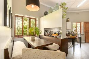 a living room with a table and a kitchen at Am Flus- at the river in Stellenbosch