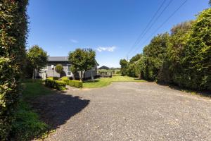an empty driveway in front of a house at Hideaway Cottage, Tauranga, so close to Bethlehem & Mount Maunganui in Tauranga