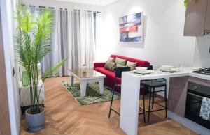 a living room with a red couch and a table at Les princesses studio confort-plus charme in Maarif