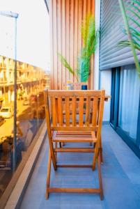 a wooden bench sitting in front of a window at Les princesses studio confort-plus charme in Maarif
