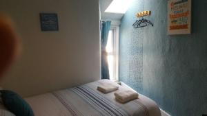 um quarto com uma cama com duas toalhas em The Driftwood Hotel em Blackpool