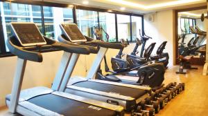 - une rangée d'appareils de cardio-training dans une salle de sport dans l'établissement Metro Hotel & Spa, à Thung Song