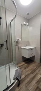 a bathroom with a shower and a sink at JURAJSKI OLSZTYN in Olsztyn
