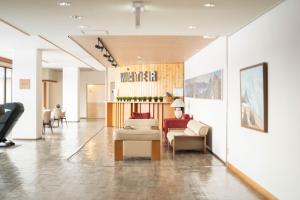 eine Lobby mit Sofas und Stühlen in einem Gebäude in der Unterkunft Hotel Goryukan in Hakuba