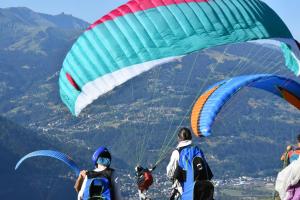 a group of people flying kites on top of a mountain at Vue exceptionnelle sur le lac in Lugrin