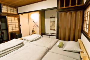 a room with two beds in a room at HS Japan STAY 瀬戸内 in Takamatsu