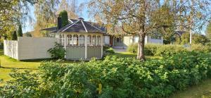 a house with a gazebo in a yard at Björktorpet och Soltorpet in Lepplax