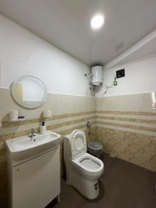 ein Badezimmer mit Toilette und Waschbecken in der Unterkunft Baas Basai in Kalimpong
