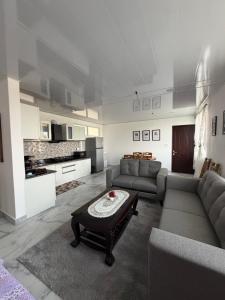 ein Wohnzimmer mit Sofa und Tisch in der Unterkunft Baas Basai in Kalimpong
