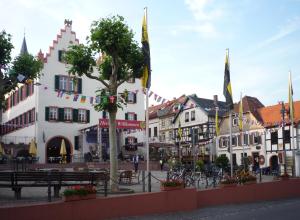 a town with flags and a tree in the street at Ferienwohnung Landskrone in Oppenheim