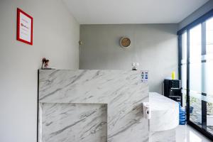 a white marble counter top in a room at RedDoorz Plus @ Kalpataru in Rampal