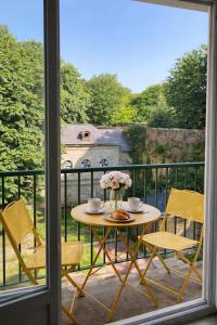 a table and chairs on a balcony with a view at Au dôme de la basilique in Boulogne-sur-Mer