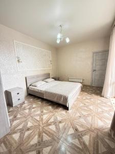 a bedroom with a bed in a room with a floor at Home Comfort in Kotaykʼ