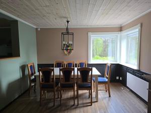 a dining room with a table and chairs at Fjellro appartment in Os
