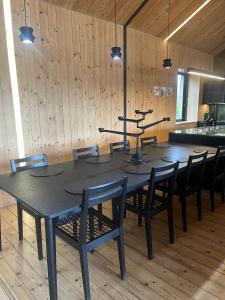 a black table and chairs in a room at Old Mac Daddy in Botrivier