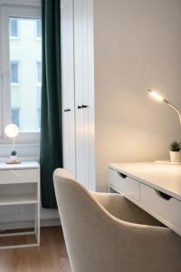 a white desk with a chair in a room at Großzügiges Apartment am Limbecker Platz mit Cafés, Top Anbindung & Netflix in Essen
