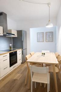 a kitchen and dining room with a table and chairs at Großzügiges Apartment am Limbecker Platz mit Cafés, Top Anbindung & Netflix in Essen
