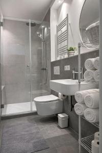 a bathroom with a toilet and a sink and a shower at Großzügiges Apartment am Limbecker Platz mit Cafés, Top Anbindung & Netflix in Essen +18 photos